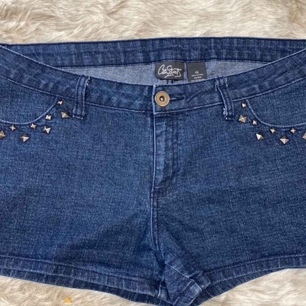 City streets size 15 has cute stars around each front pocket.